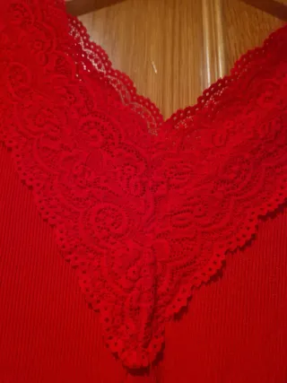 Camiseta roja con encaje