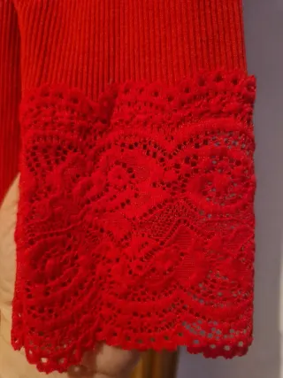 Camiseta roja con encaje