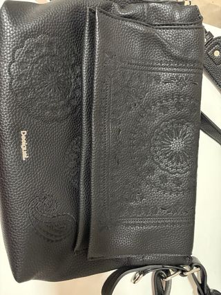 Bolso Desigual negro con grabado