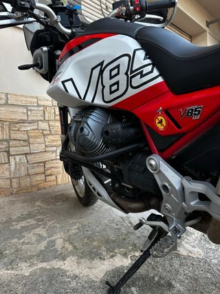 Moto Guzzi V85TT Adventure Roja/Plata