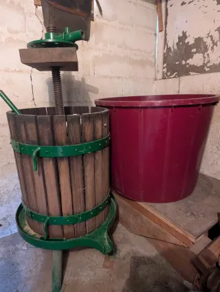 Tinaja pisar vino. (PRENSA VENDIDA YA)