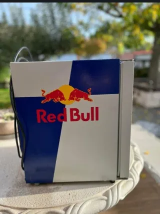 Nevera Red Bull y lata de cristal