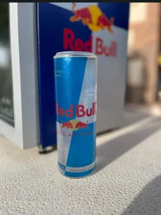 Nevera Red Bull y lata de cristal