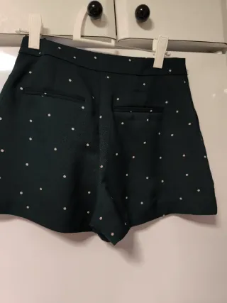Pantalón corto verde con lunares
