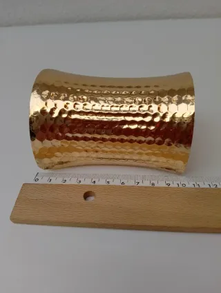 Brazalete metal dorado efecto martillado