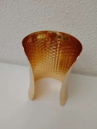 Brazalete metal dorado efecto martillado