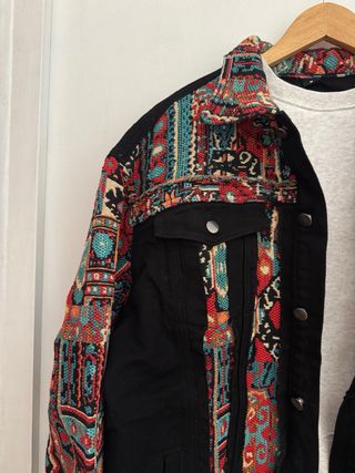 Chaqueta vaquera negra con estampado étnico