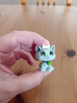 Gato Pinypon con lazo y cascabel