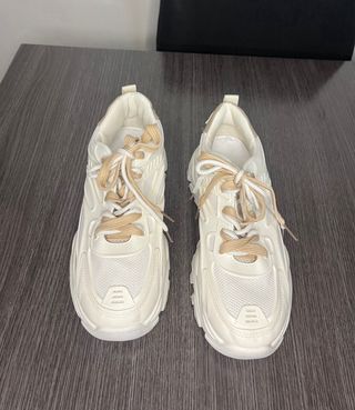 Zapatillas plataforma blancas y beige