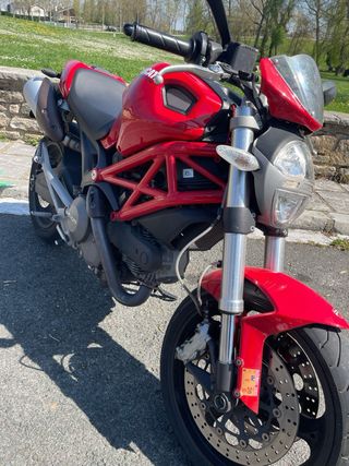 Ducati Monster 696 Roja
