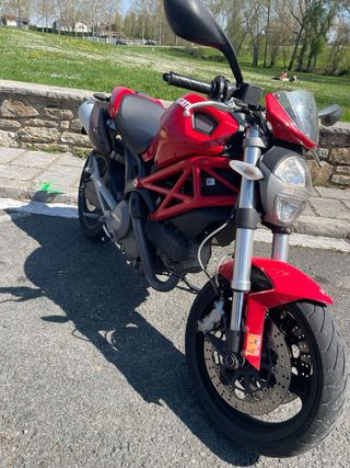 Ducati Monster 696 Roja