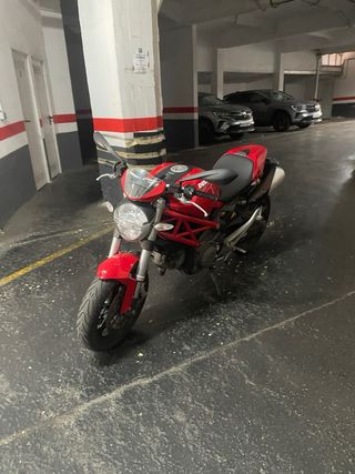 Ducati Monster 696 Roja