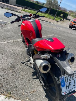 Ducati Monster 696 Roja