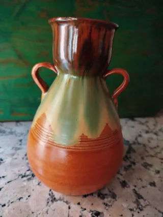 Jarrón pequeño de barro con asas