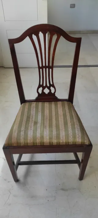 2 Sillas antiguas de madera y tela