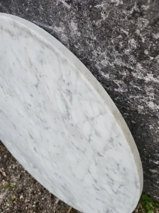 Mesa redonda de mármol blanco
