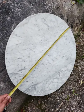 Mesa redonda de mármol blanco