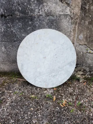 Mesa redonda de mármol blanco