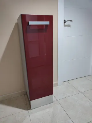 Mueble auxiliar cocina rojo y plata