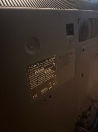 TV Sony Bravia 32 Negra y soporte de pared