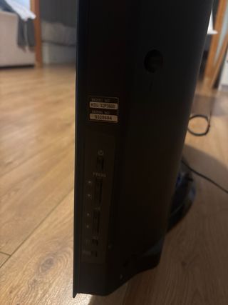TV Sony Bravia 32 Negra y soporte de pared