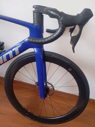 Bicicleta de carretera Giant azul