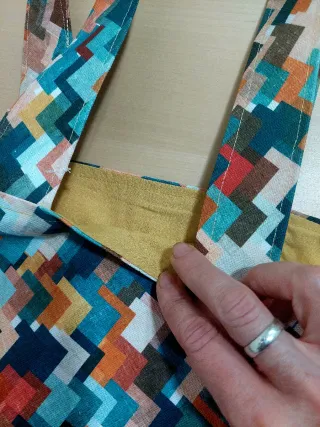 Bolso de mano artesanal con estampado geométrico.