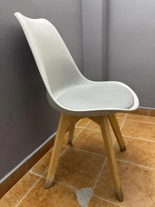 Sillas modernas blancas y grises