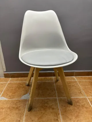Sillas modernas blancas y grises