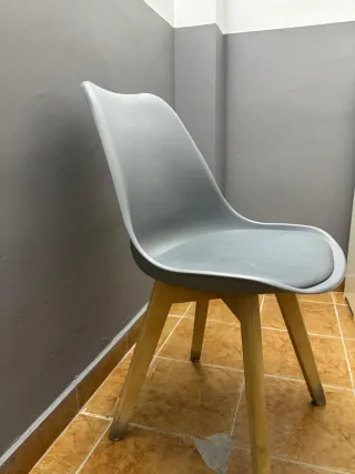 Sillas modernas blancas y grises