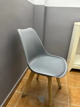 Sillas modernas blancas y grises