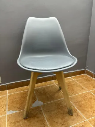 Sillas modernas blancas y grises