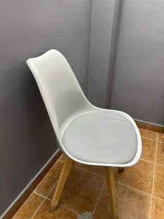 Sillas modernas blancas y grises