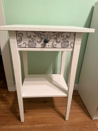 Mesita de noche blanca con cajón