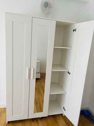 Armario blanco con puertas de cristal