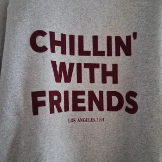 Sudadera gris con texto y leggings negros