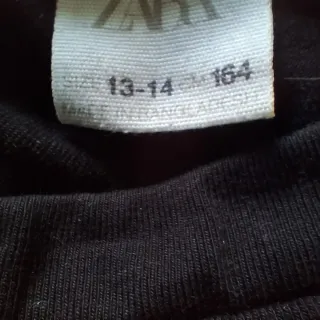 Sudadera gris con texto y leggings negros
