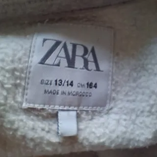 Sudadera gris con texto y leggings negros