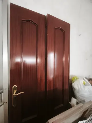 Puerta de madera oscura