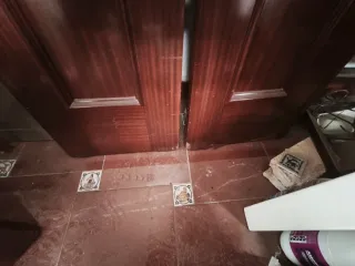 Puerta de madera oscura