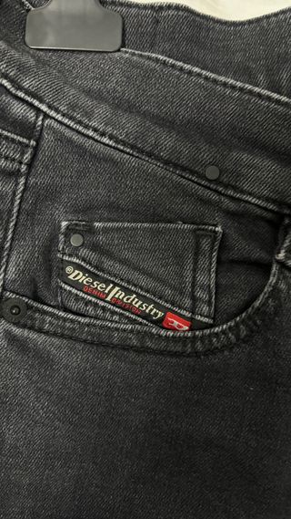 Pantalón vaquero Diesel tiro bajo negro