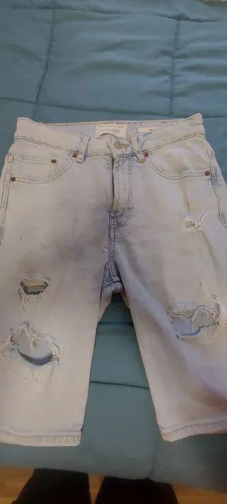 Bermuda vaquera desgastada