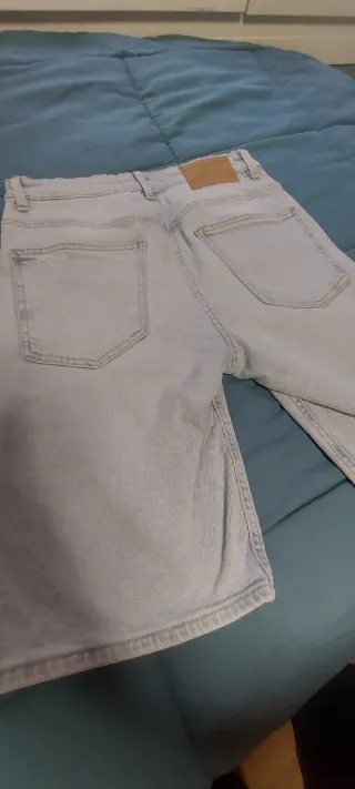 Bermuda vaquera desgastada