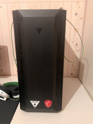 PC Fisso Gaming  AMD MSI Nero con led colorati