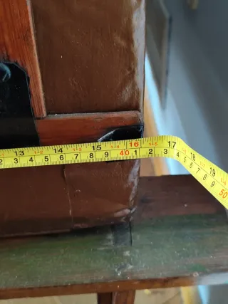 Baúl antiguo de madera y metal
