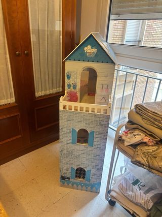 Casa de muñecas de madera
