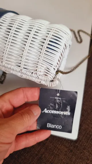 Bolso marca Blanco mimbre y azul marino