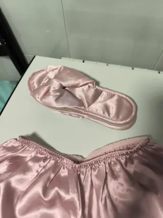 Pijama y bata rosa satinada