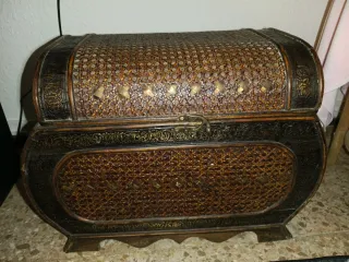 Baúl de mimbre y madera con detalles dorados
