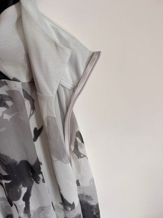 Vestido floral gris y blanco